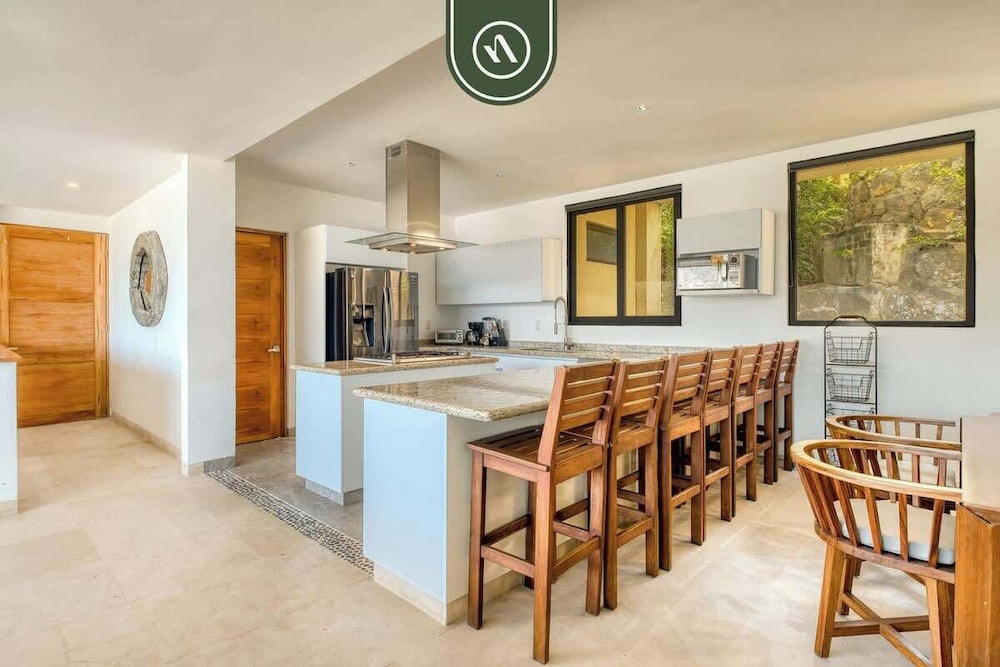Luxury 4 BR Condo - Amazing Bay View - Pool