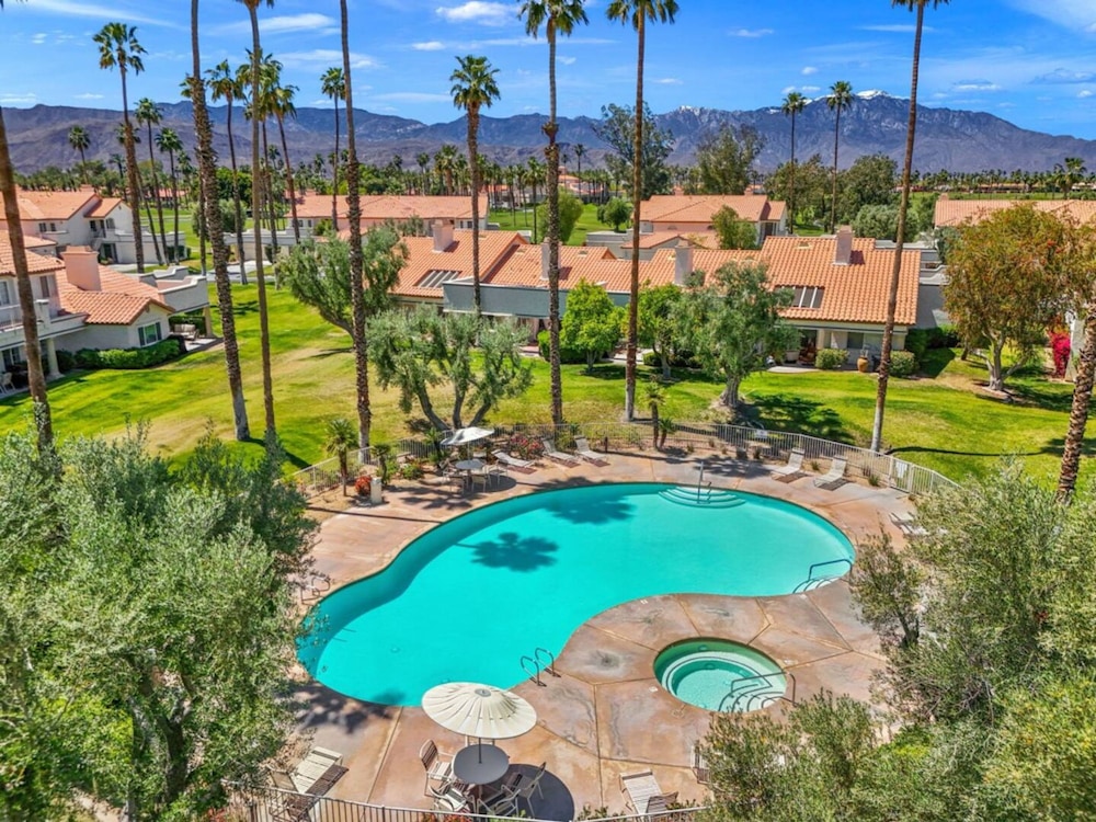 Fairway-view 3 Bedroom Condo in Palm Desert