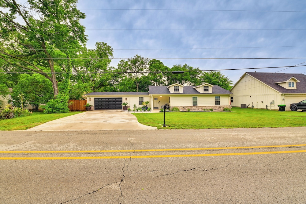 3 Mi to Lake Ray Roberts: Luxe Pilot Point Home view 4