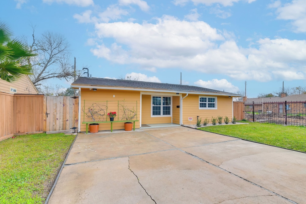 4 Mi to NRG Stadium: Quiet Home w/ Fenced Yard!