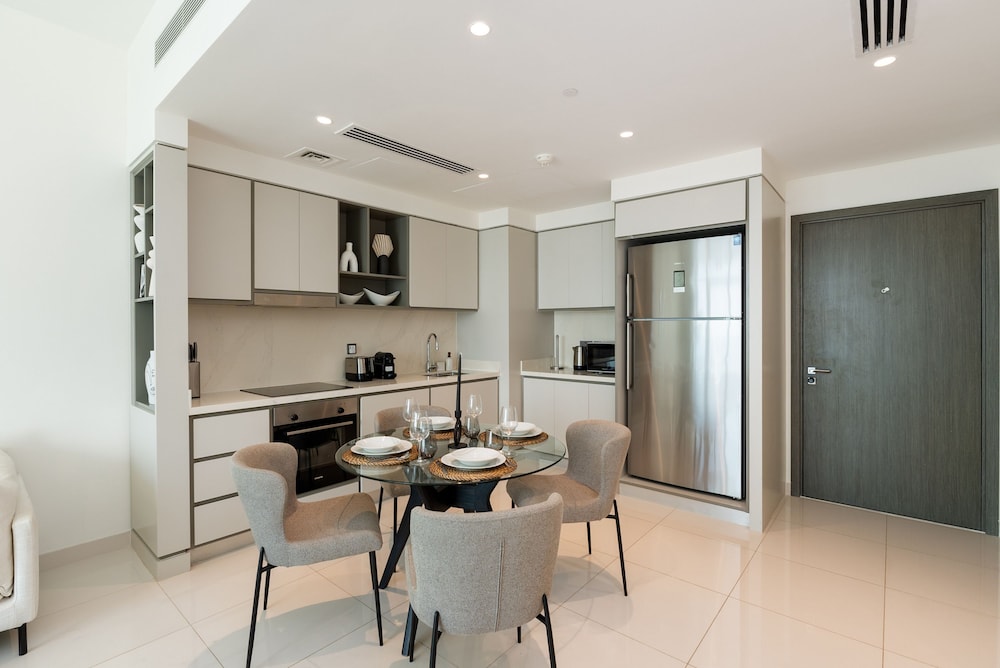 Stylish Emaar Beachfront 2BR w Beach Access