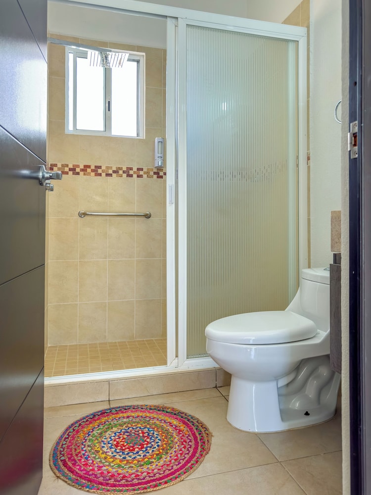Family House with Pool 10 min airport