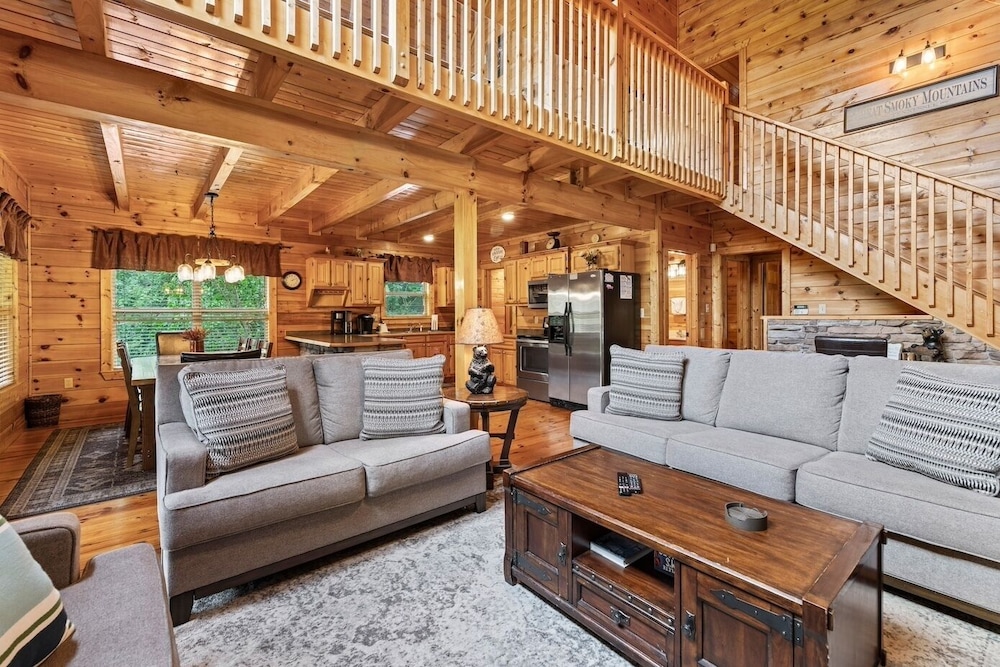 Triple Mountain View Stunning 4 BDR Cabin w/ Private Hot Tub, Game Room