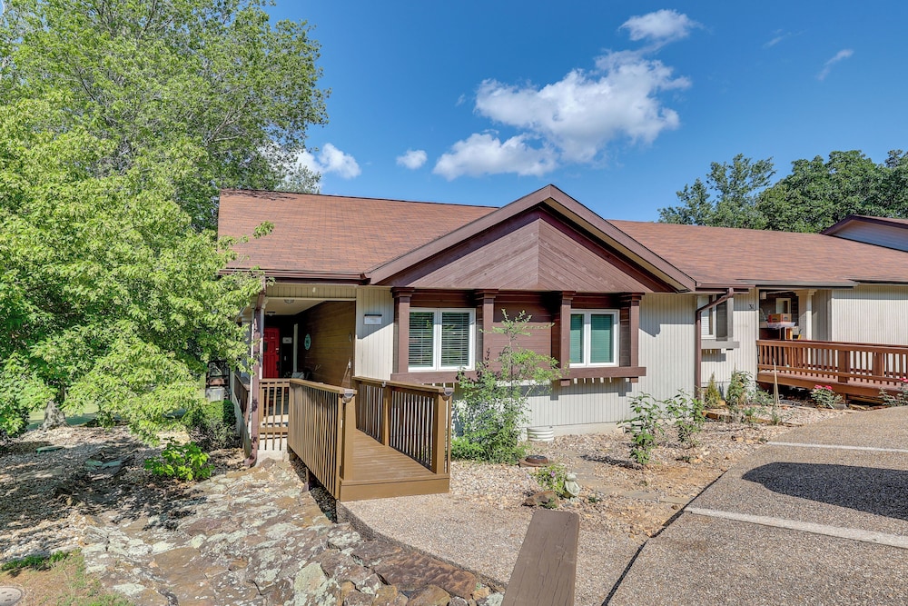 Bella Vista Home w/ Deck + Trails: On Golf Course!
