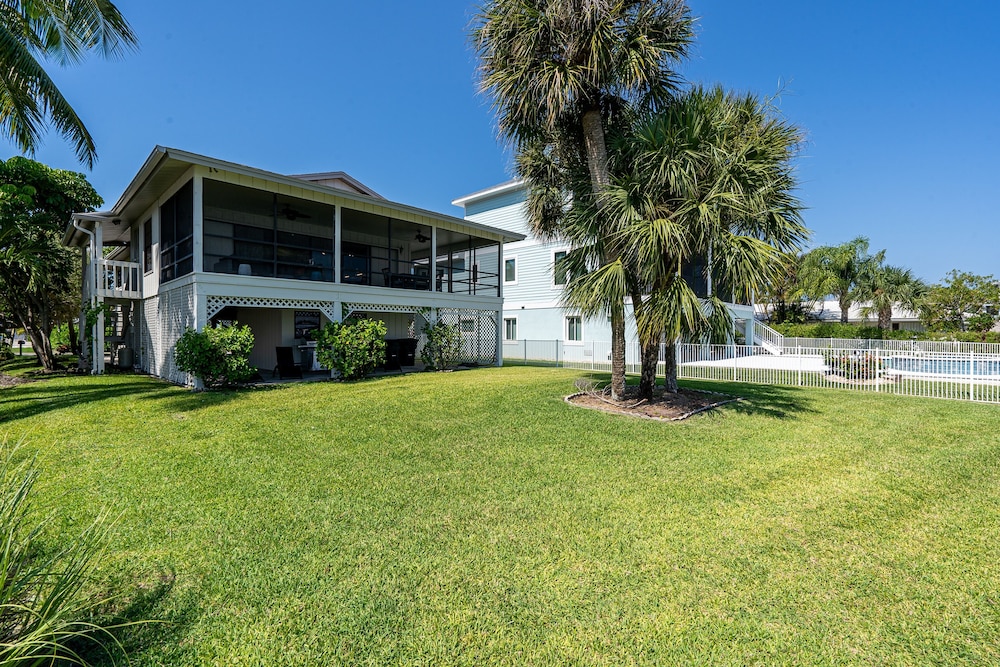 295 Ostego Dr - Gorgeous Bay Front Home 4 Bedroom Home by RedAwning
