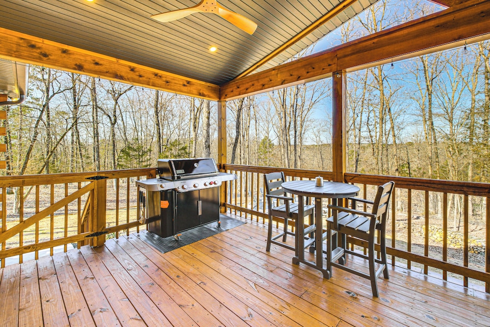 11 Mi to Marina on Lake Hamilton: Cabin Getaway