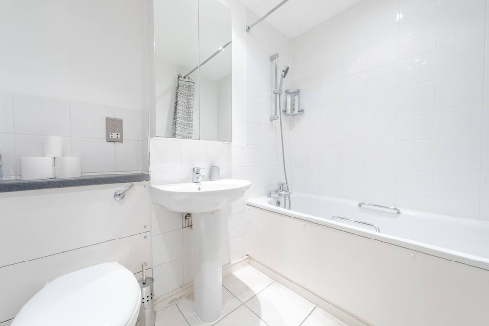 Spacious 2 Bedroom Apartment Near White City