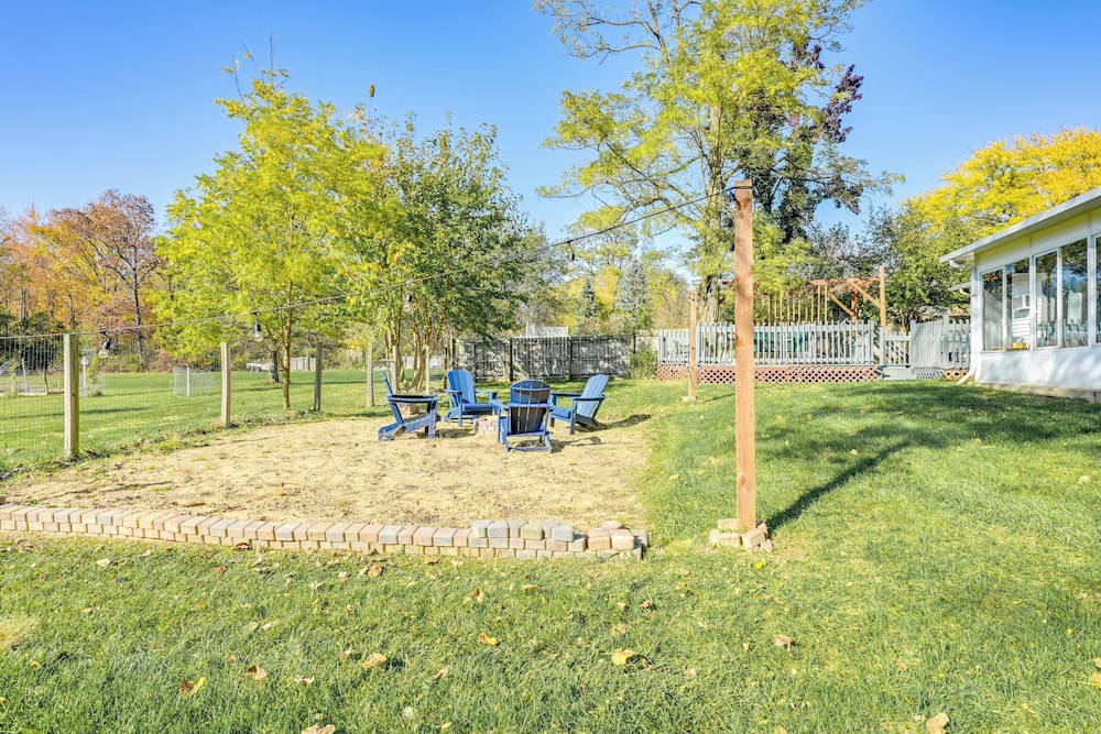 Sand Lake Retreat: Canal Access & Large Yard!