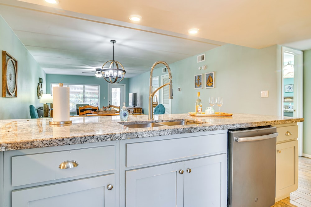 Walk to Beach: Condo w/ Pool Access in Texas!