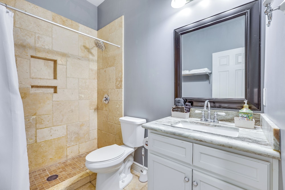 Apartment 2 Mi to Chase Field & PHX Arena!