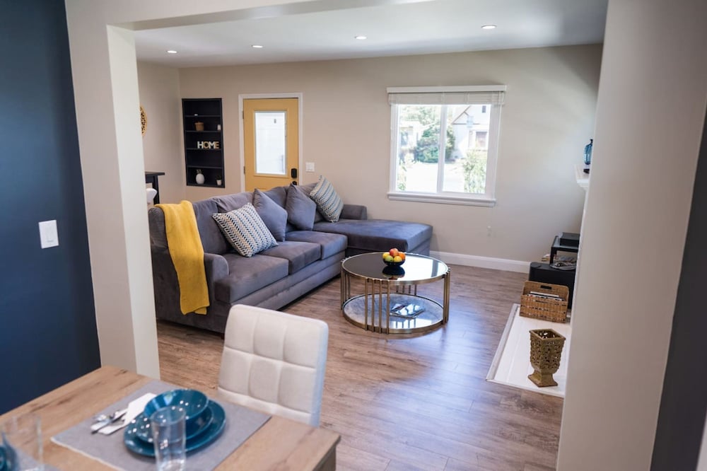 Remodeled 3BR House w Hot Tub Fenced Yard p58