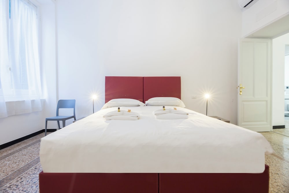 Airy 5BR Flat with Balcony - Old Town