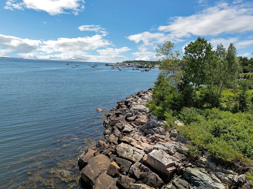 Waterfront Retreat With Stunning Views 3 Bedroom Home