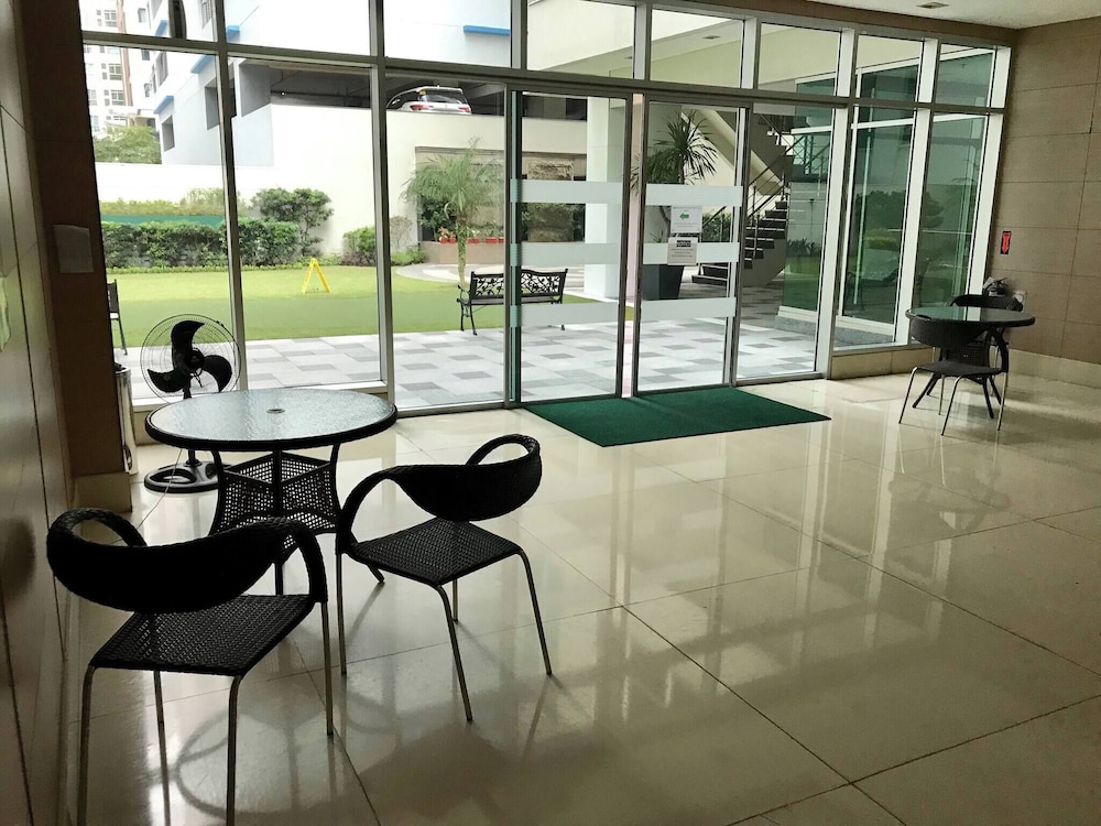 Elegant 2BR Apartment in Upscale Fort BGC Fast Wifi