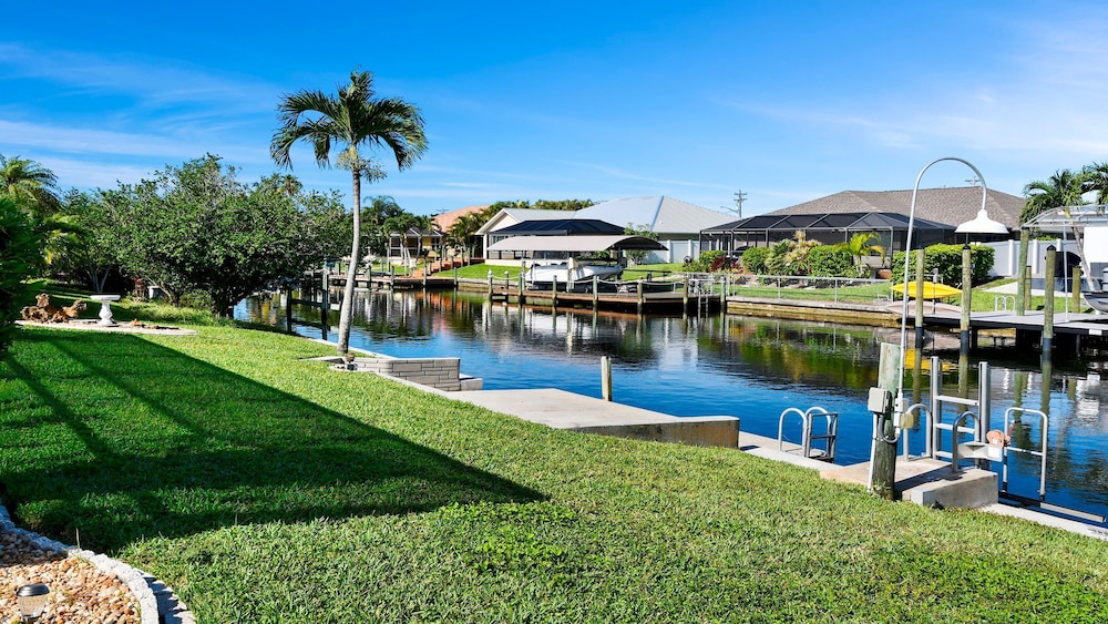 Just Chill Modern Canal Villa w Heated Pool