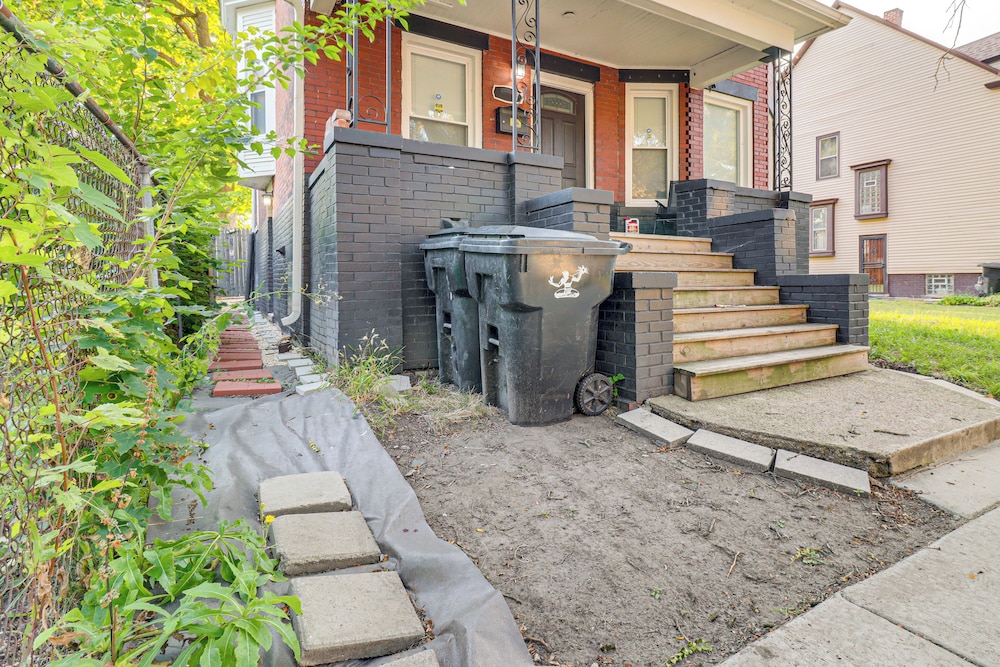 3 Mi to Dtwn Detroit: Spacious Home w/ Yard!