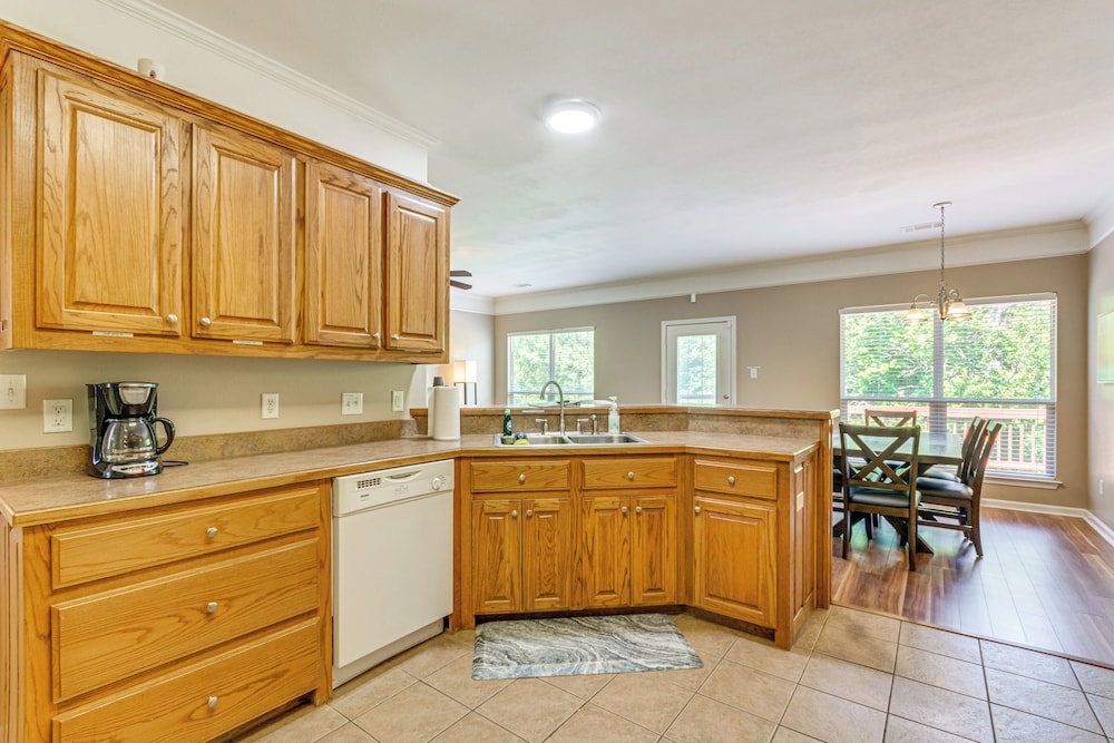 11 Mi to Dtwn Little Rock: Home w/ Large Deck!