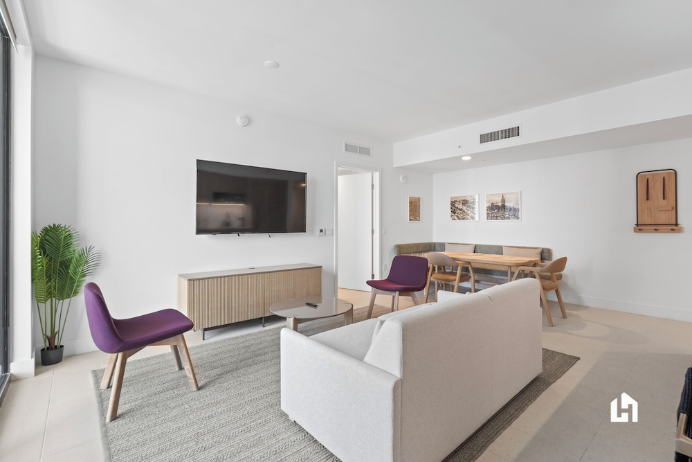 Stylish Apartments with Partial Ocean Views in Downtown