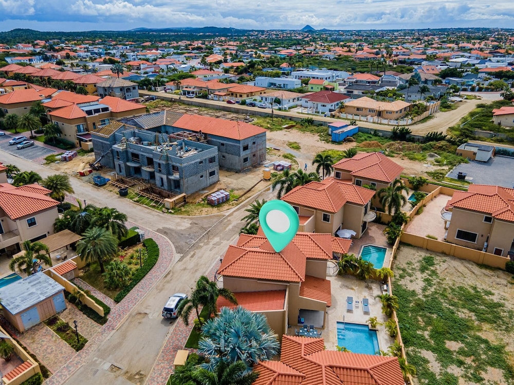 4BR Villa Gold Coast w Pool