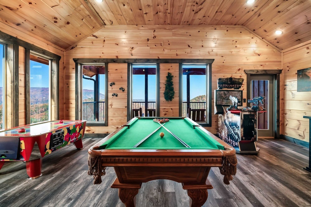 All Fun & Games by Avantstay Indoor Pool, Game Room, Theater, Mountain Views Near Pigeon Forge & Dollywood