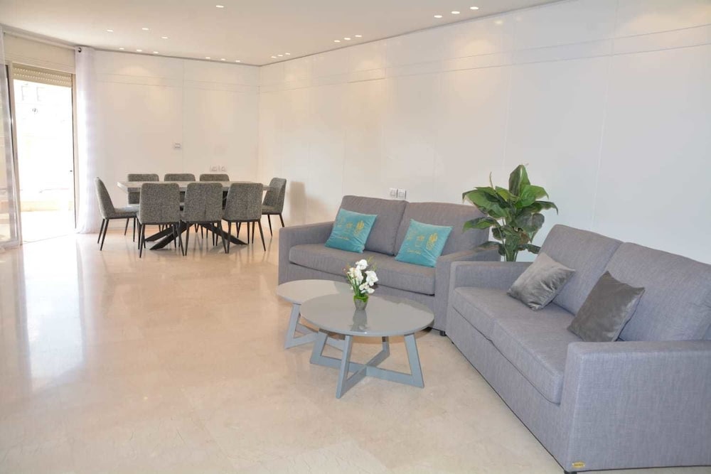 Renovated White 3BD next to Beach - Pool