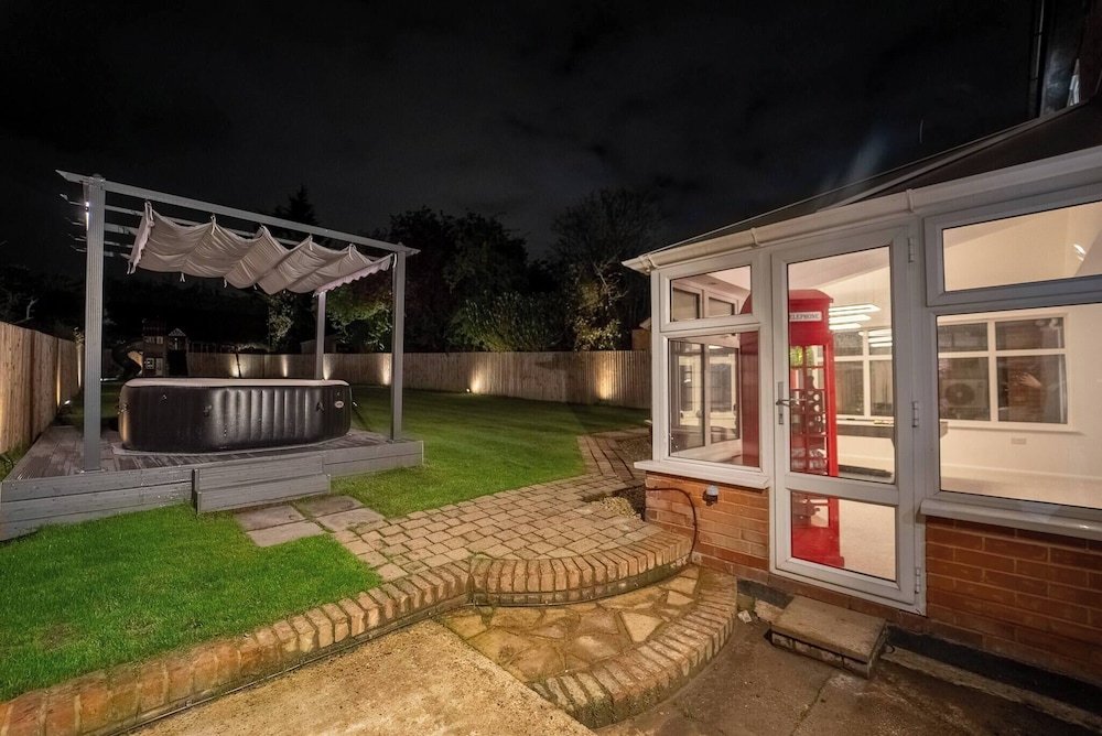 Luxury Retreat, Hot Tub, SK Massage Bed & Tesla
