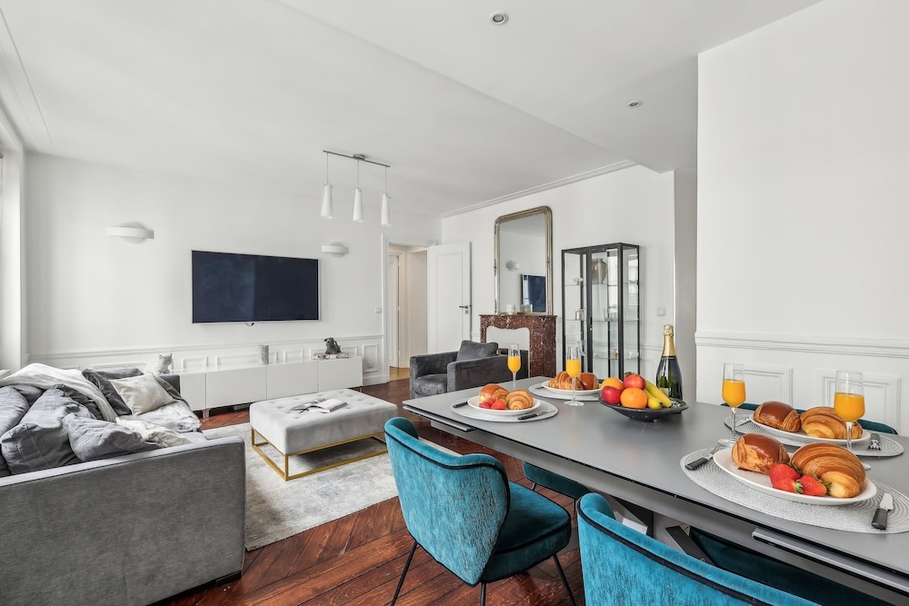 Stylish 3BR Near Tuileries Gardens