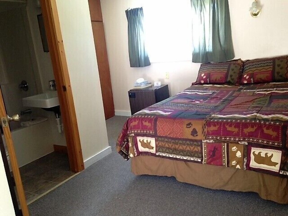 Tenderfoot Cabins & Motel