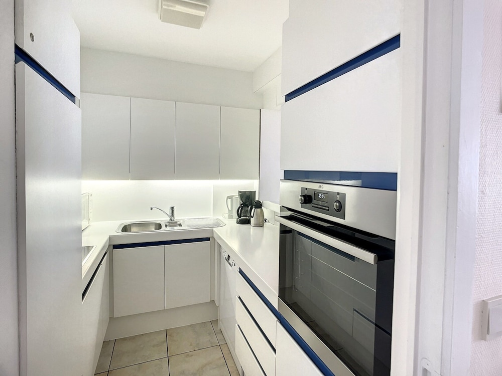 Apartment Near Albert Beach With Terrace