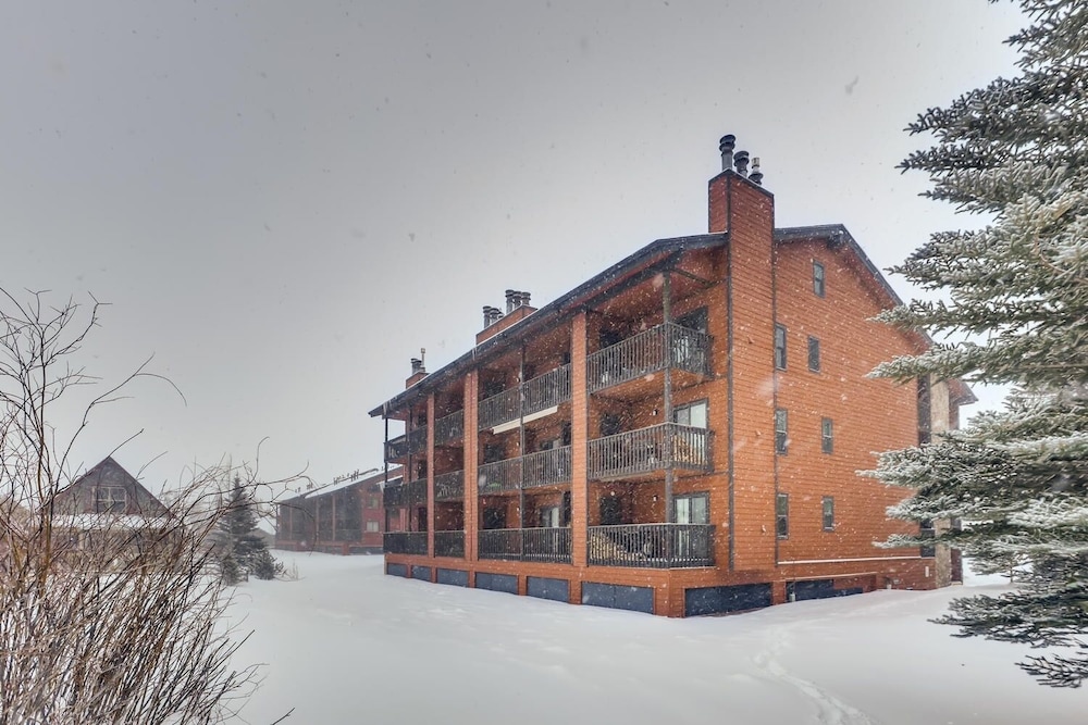 Mountainside 272h 2 Bedroom Condo by RedAwning
