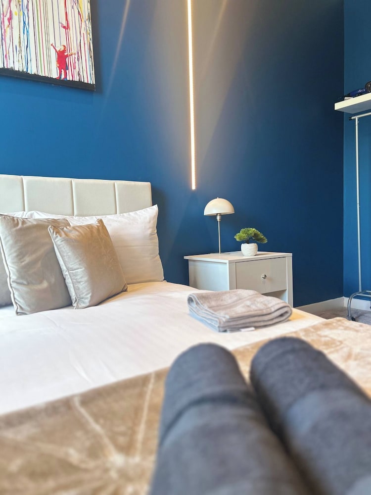 Modern City Blue Apartment Next To The AO Arena Free Parking