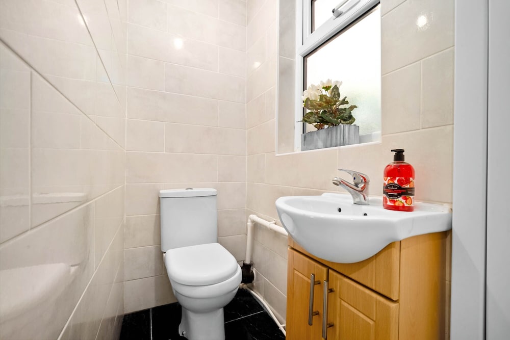 Harborne House 4 Bedroom Contractor Qe Hospital