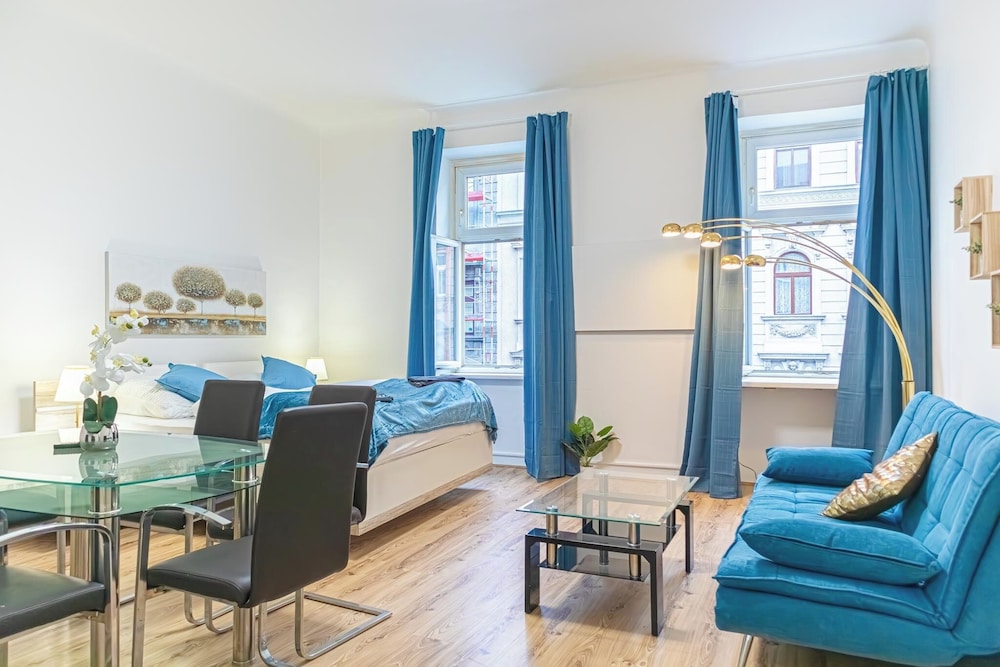Elegant 2BR Apt Steps from Westbahnhof