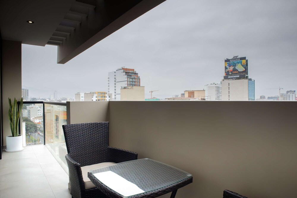 w Modern 3BR w Balcony Near Kennedy Park