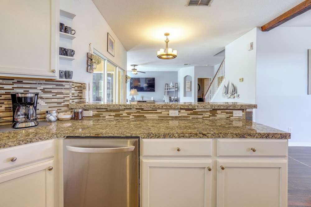 Pool & Spa: Spacious Port St Lucie Villa!