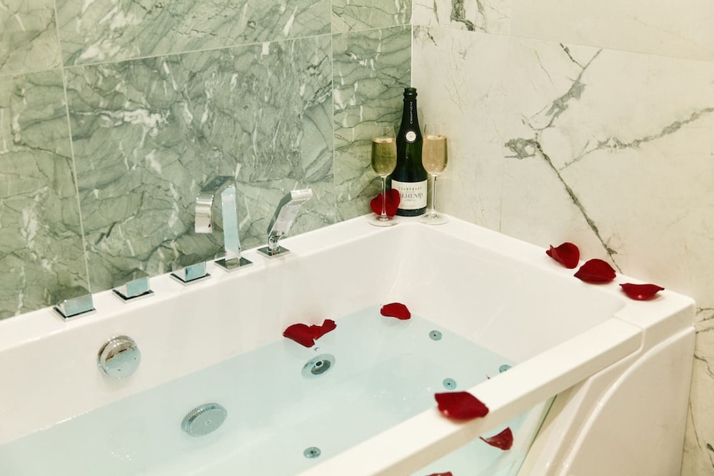 Lavie Maison Central Marais AC Hot Tub