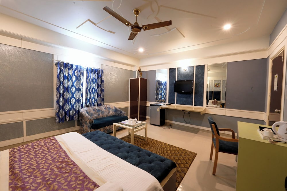 Hotel Opera Delhi Airport