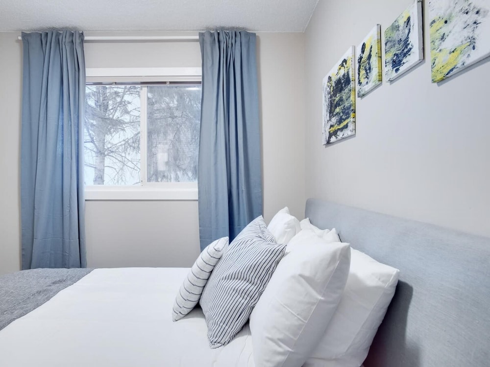 Gorgeous 2Br Condo w Parking Patio Coffee - Image 3