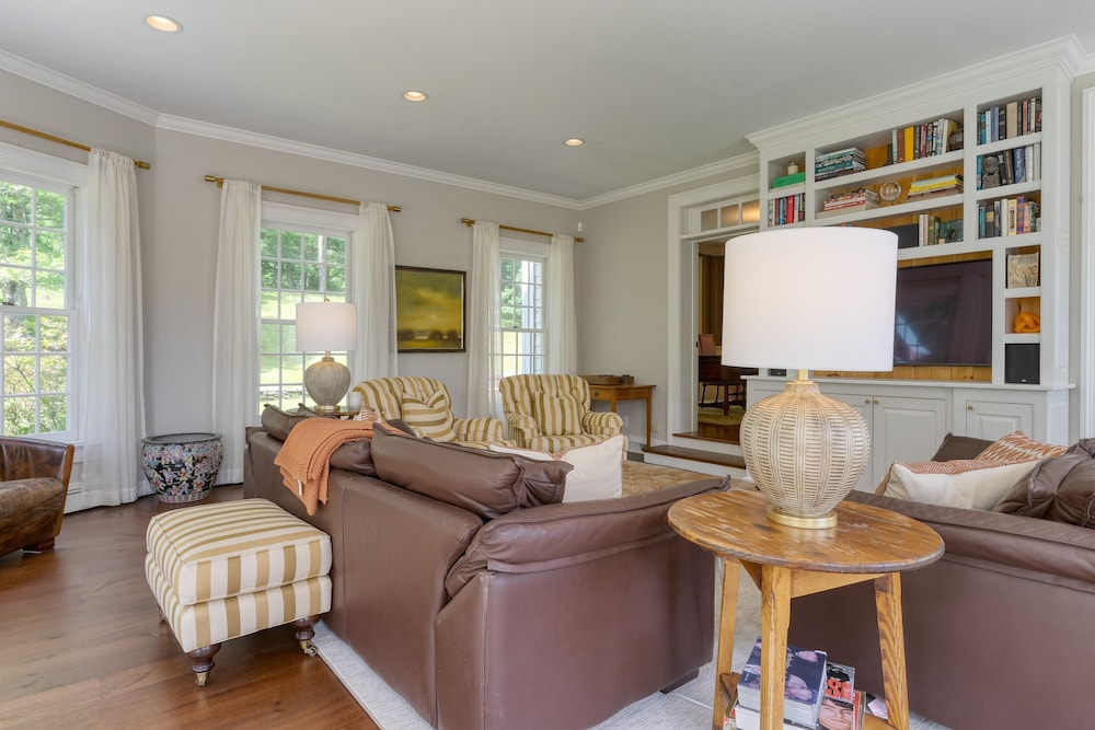 Sunny Pond by Avantstay Secluded Estate w a Private Pond Gym Movie Theater