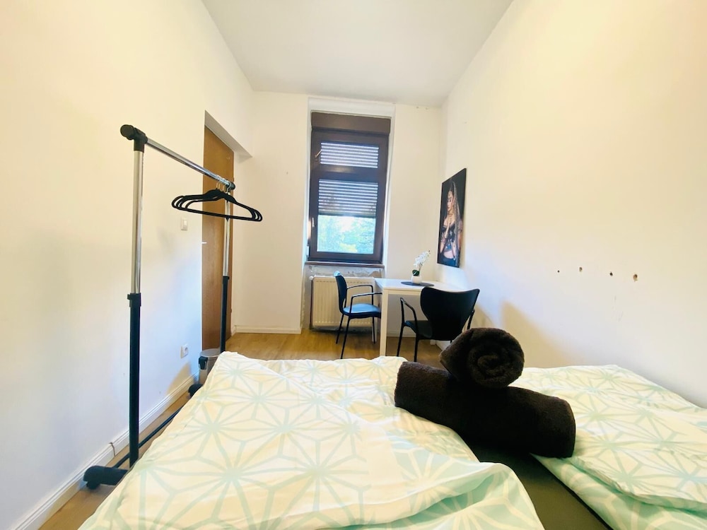Spacious 4BR for 15 & 15 Min to Danube