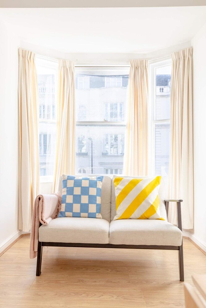 Spacious 1BD Flat 5 Mins to Paddington Station!