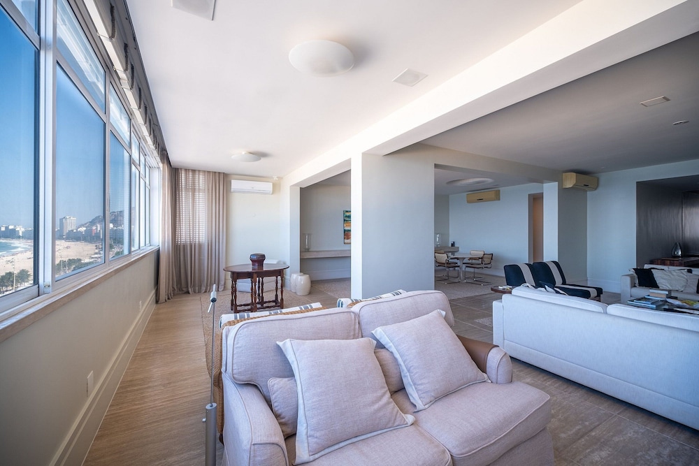 Copacabana – Av. Atlântica | 3 suítes, Vista Mar, 1 min praia de Copacabana - por Casapē Rio