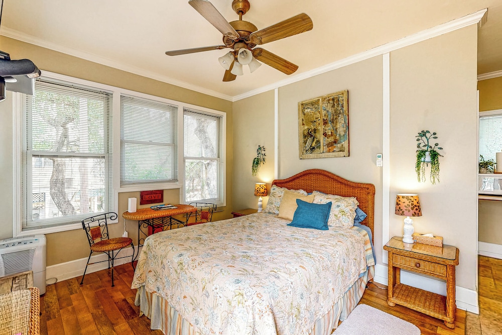 Charming Suwanee House and Bungalow!