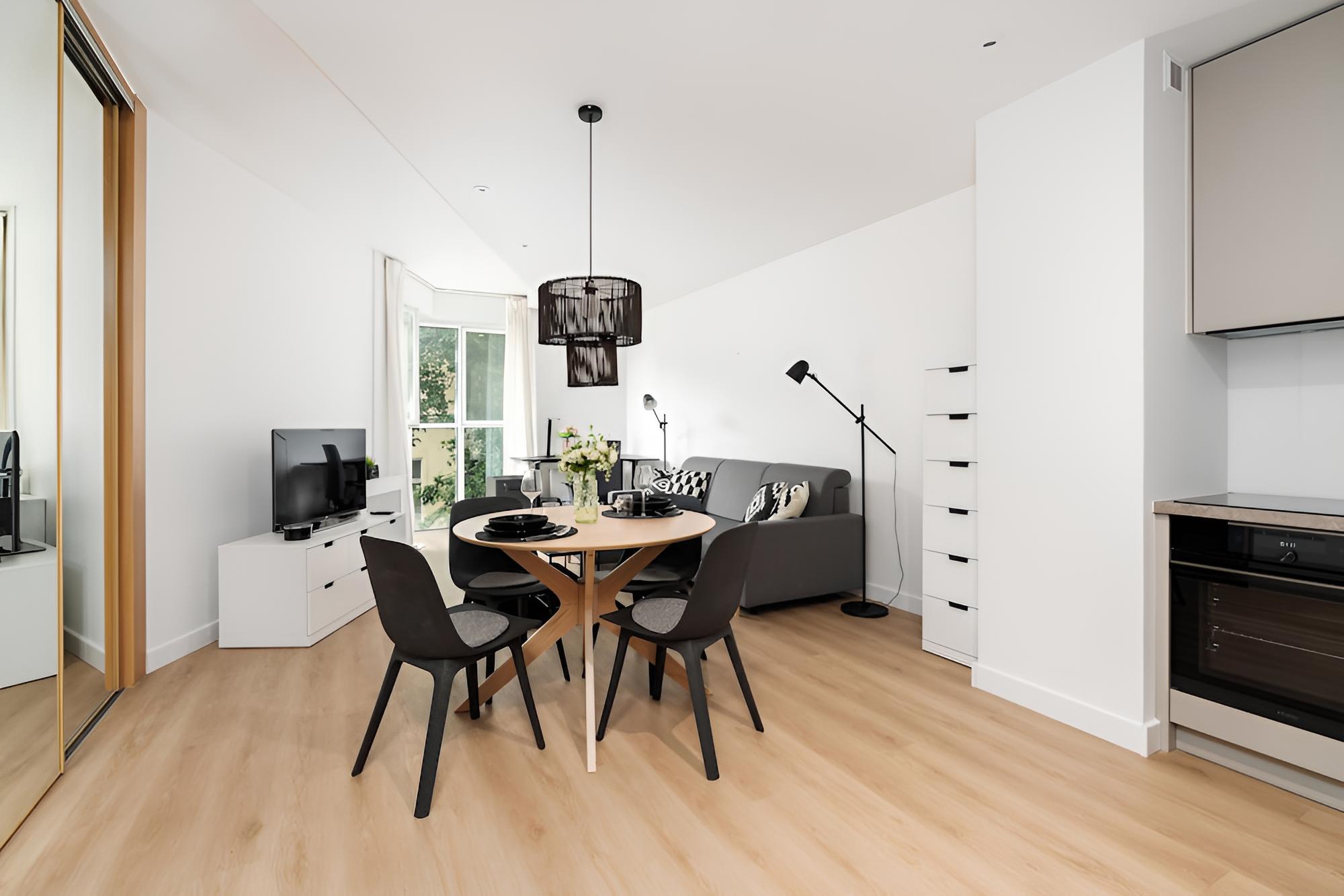 Black & White Studio Poznań by Renters view 2