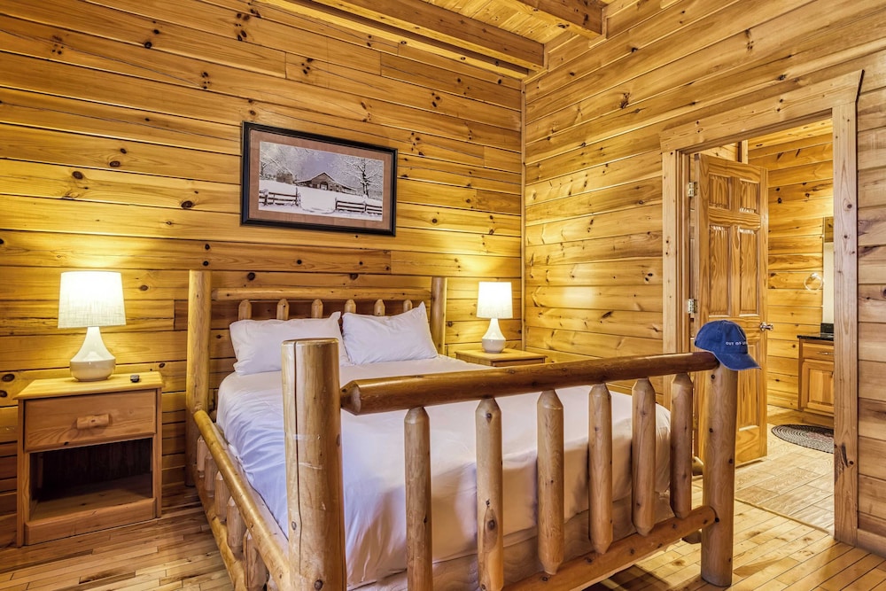 Hot Tub, Game Room, Movie Theater, View Sleeps 18 Lookout Lodge by Avantstay
