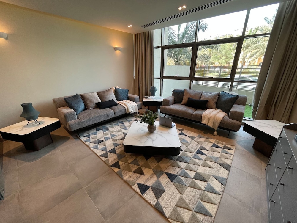 Best Townhouse On Jcv 4 Bedrooms With Jacuzzi