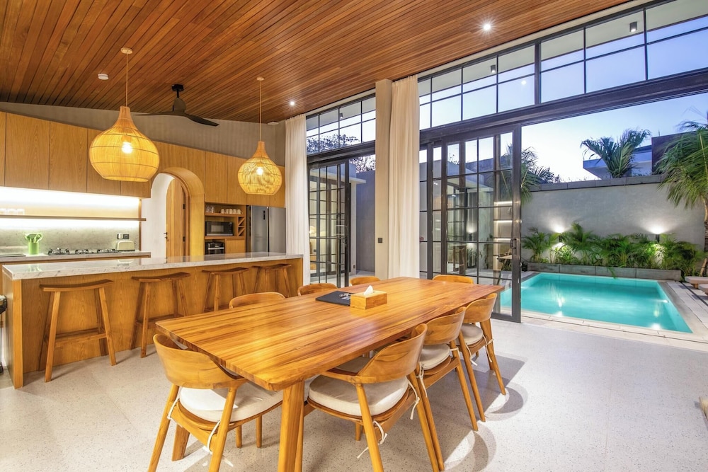 Stylish 5BR Boho Hideaway, 5 Minutes Bingin Beach