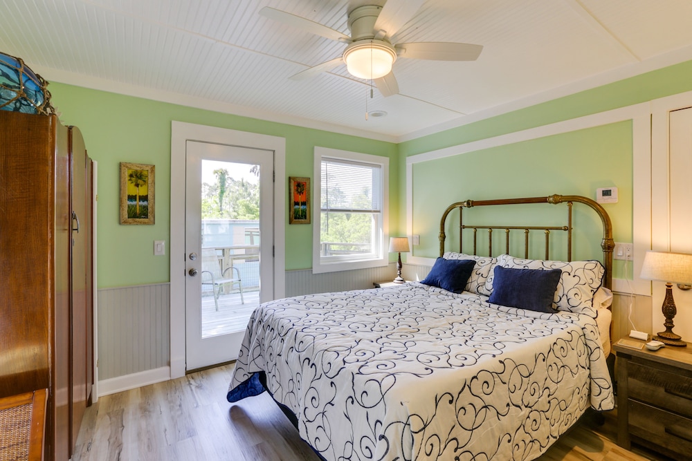 Sunny Apalachicola Vacation Rental With Deck! view 3