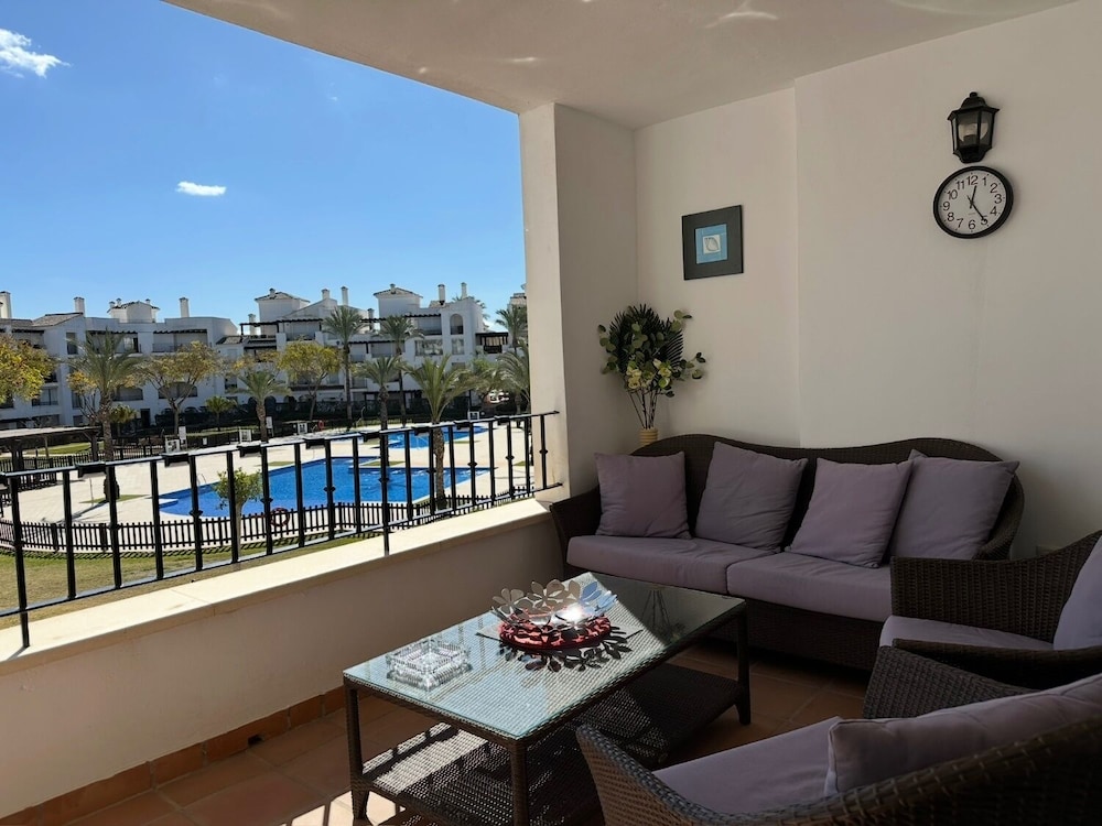 Golf Resort - Apartment - Sleeps4 - Pool - Parking