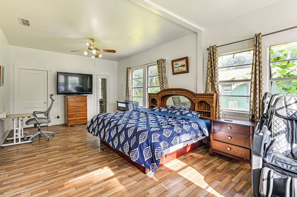 Home w/ Yard - Close to Hospitals, Dtwn Shreveport